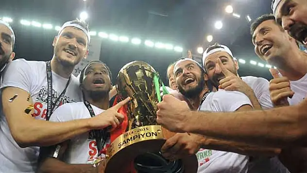 Şampiyon Pınar Karşıyaka kupasını aldı