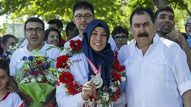Şampiyon tekvandocuya Konya'da coşkulu karşılama
