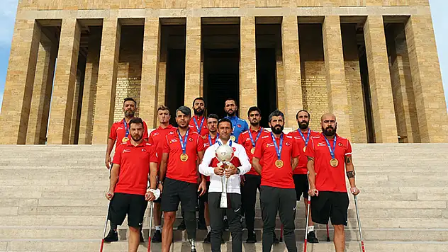 Şampiyonlar Anıtkabir'i ziyaret etti 
