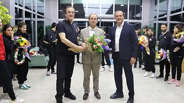 Şampiyonlara çiçekli karşılama