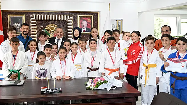 Şampiyonlardan Başkan Tutal'a ziyaret
