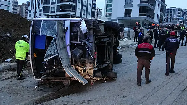 Samsun'da belediye işçilerini taşıyan servis midibüsü devrildi: 2 ölü, 16 yaralı