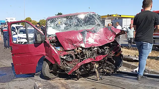Samsun'da bir aracın sıkıştırdığı minibüs, karşı şeride geçip tırla çarpıştı anne öldü, 2 çocuğu yaralandı