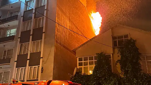 Samsun'da çatı katında yangın daire kullanılamaz hale geldi
