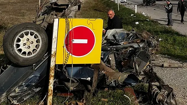 Samsun'da feci kaza! Otomobil paramparça oldu: 2 ölü 3 yaralı
