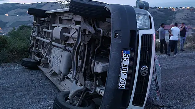 Samsun'da fındık işçilerinin taşındığı minibüs devrildi: 15 yaralı
