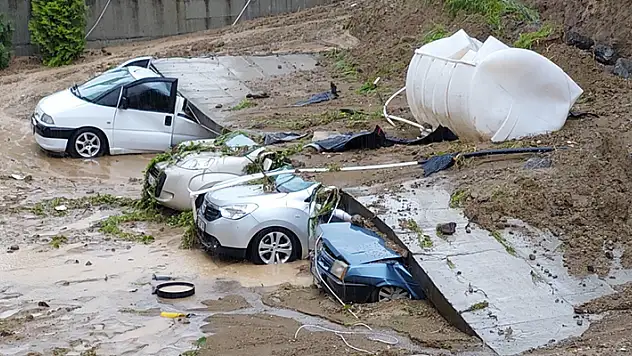 Samsun'da istinat duvarı 5 aracın üzerine devrildi: Olay anı kamerada
