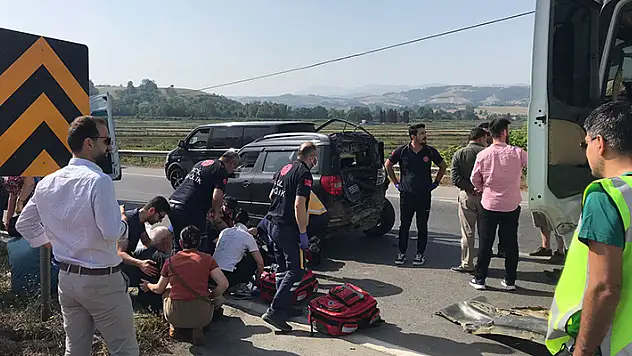 Samsun'da kamyon ile otomobil çarpıştı: 1'i ağır, 3 yaralı
