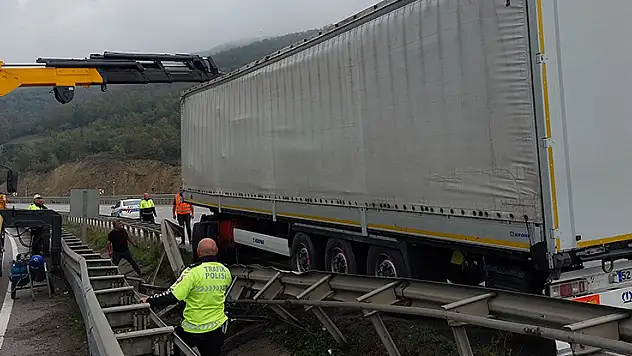 Samsun'da makaslama yapan tır bariyere çarptı