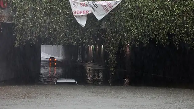 Samsun'da sağanağın ardından su dolu alt geçitte mahsur kalan 4 kişi yüzerek kurtuldu