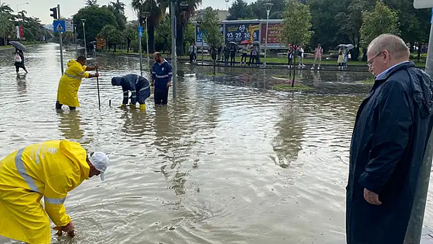 Samsun'da sağanak, sele yol açtı caddeler göle döndü