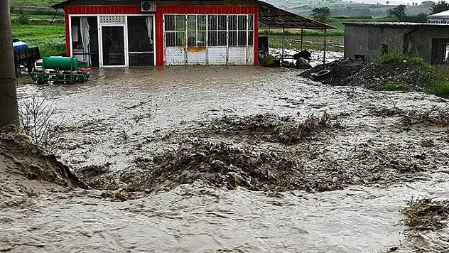 Samsun'da sağanak sonucu oluşan sel nedeniyle su baskınları meydana geldi
