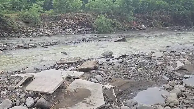 Samsun'da sağanak yol çöktü
