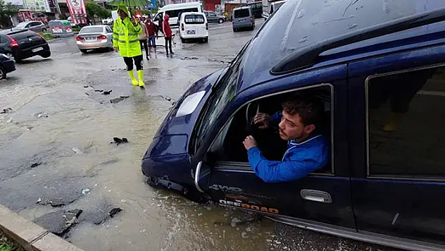 Samsun'da sel: Yollar çöktü, araçlar yolda kaldı

