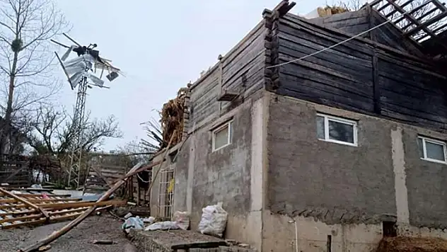 Samsun'da şiddetli rüzgar çatıları uçurdu
