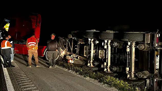 Samsun'da yonca yüklü tır şarampole devrildi
