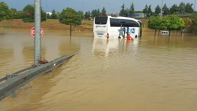 Samsun'daki selde otobüste mahsur kalan 17 kişi kurtarıldı


