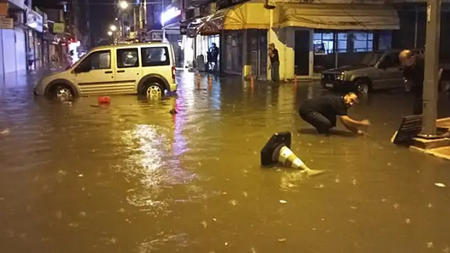 Samsun'u sağanak vurdu: Cadde ve iş yerleri sular altında kaldı
