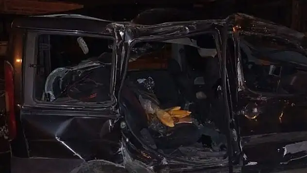 Samsun'da hafif ticari araç elektrik direğine çarptı: 1 ölü, 3 yaralı
