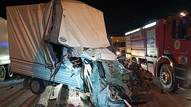 Samsun'da kamyonet park halindeki tıra çarptı: 1 ölü, 1 yaralı