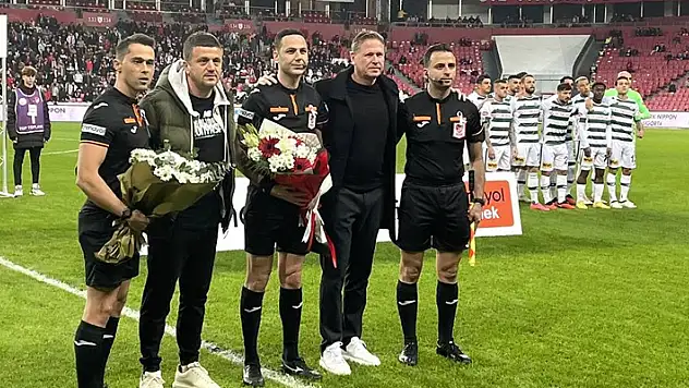 Samsun'da maç öncesi hakemlere çiçek verildi
