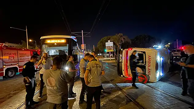 Samsun'da tramvay ile ambulans çarpıştı 3'ü sağlık çalışanı 4 yaralı
