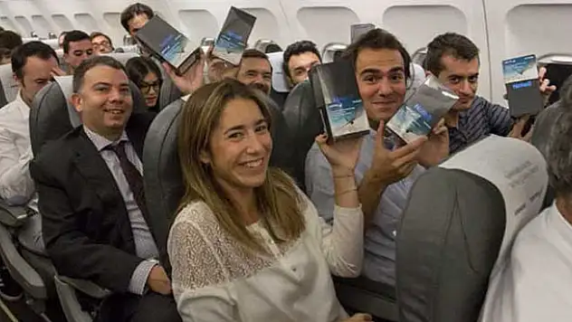 Samsung bir uçuş sırasında tüm yolculara Note 8 hediye etti