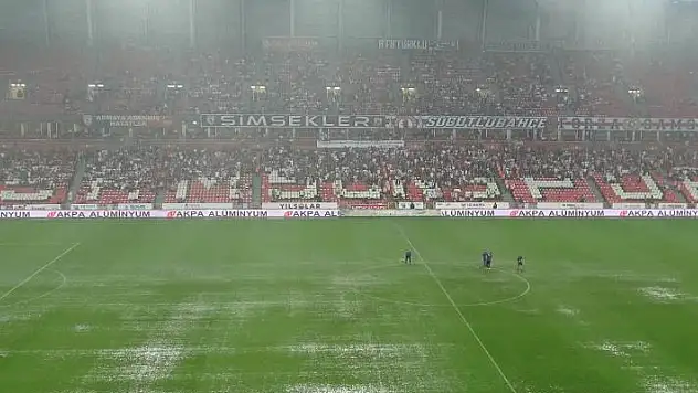 Samsunspor- İstanbulspor maçı yağış nedeniyle 12. dakikada ertelendi
