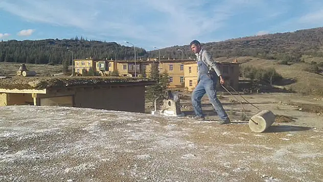 Sanatçı köyündeki kerpiç yapılara kış bakımı
