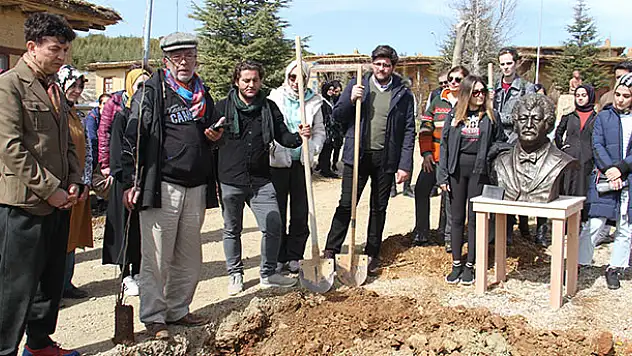 Sanatçıların köyünde Müslüm Gürses için çınar fidanı dikildi