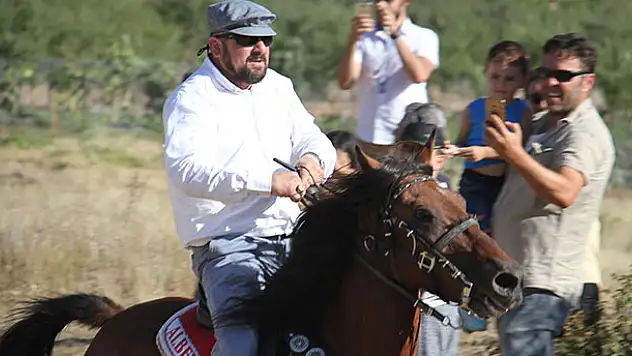 Sanatçıların köyünde rahvan at yarışları yapıldı