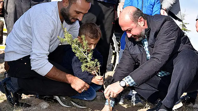 Sanayi çalışanı gençler 2023 fidanı toprakla buluşturdu