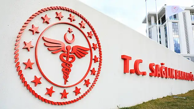 Sancaktepe'de otomobil refüje çarptı: Sürücü ağır yaralandı

