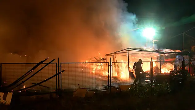 Sancaktepe'de ahır ve kümes alev alev yandı