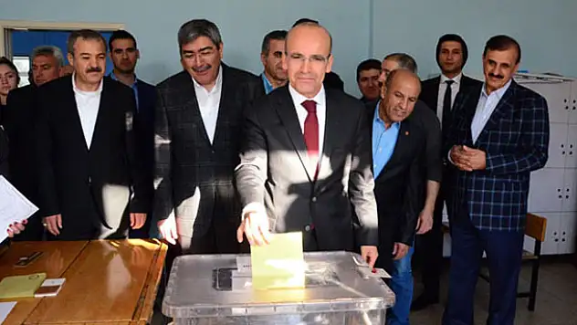 Sandıktaki ilk oy Başbakan Yardımcısı Şimşek'ten