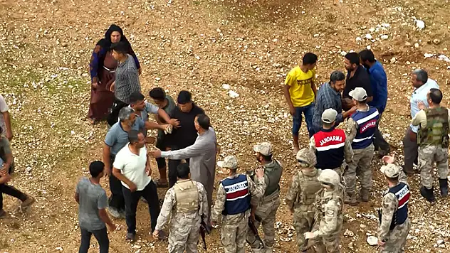 Şanlıurfa'da borçlarını ödemeyen köylülerin trafolarına el koymaya giden dağıtım şirketi ekipleri,  saldırıya uğradı

