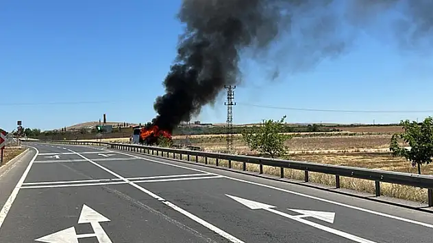 Şanlıurfa'da emniyet personelini taşıyan midibüs alev alev yandı
