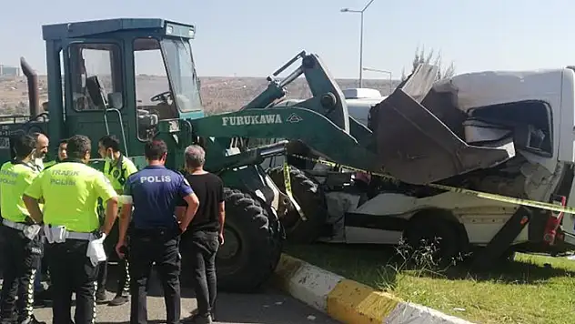 Şanlıurfa'da freni boşalan iş makinesi, öğrenci servis minibüsünü biçti! Çok sayıda işçi yaralandı
