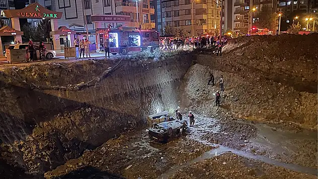 Şanlıurfa'da inşaat temeline düşen otomobildeki 3 kişi yaralandı
