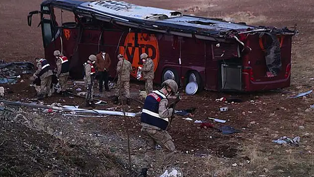 Şanlıurfa'da Irak uyrukluları taşıyan yolcu otobüsü devrildi: 29 yaralı