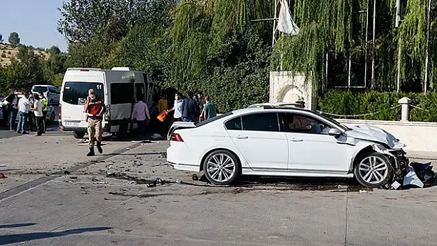 Şanlıurfa'da işçi servisi ile otomobil çarpıştı: 15 yaralı