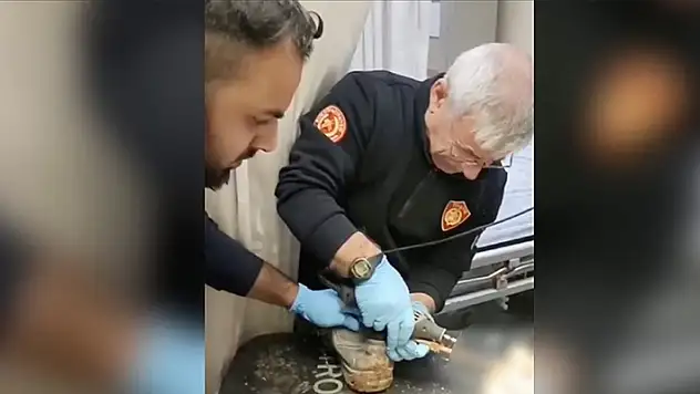 Şanlıurfa'da işçinin ayağına saplanan demir şişi hastanede itfaiye çıkardı
