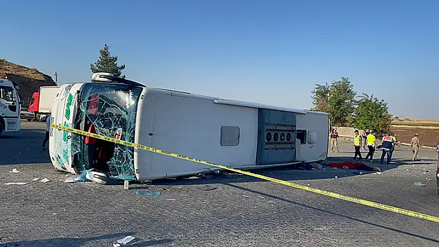 Şanlıurfa'da otomobille çarpışan otobüsün devrilmesi sonucu 2 kişi öldü, 25 kişi yaralandı
