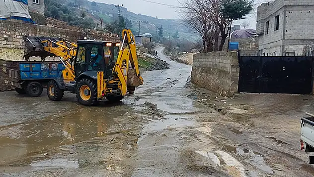 Şanlıurfa'da sağanak: Dere taştı, Viranşehir kara yolu ulaşıma kapatıldı

