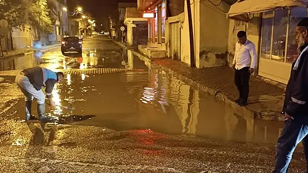Şanlıurfa'da sağanak su baskınlarına neden oldu
