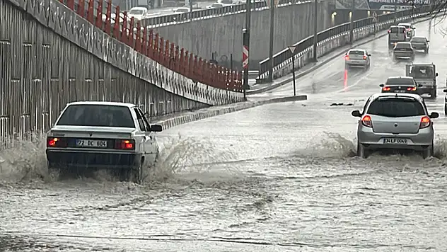 Şanlıurfa'da sağanak ve dolu etkili oldu
