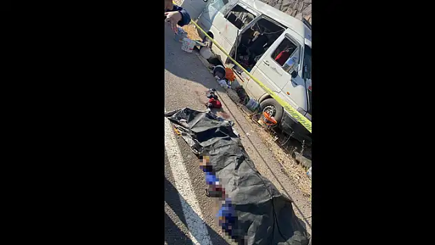 Şanlıurfa'da tarım işçilerini taşıyan minibüs duvara çarptı: 3 ölü, 17 yaralı

