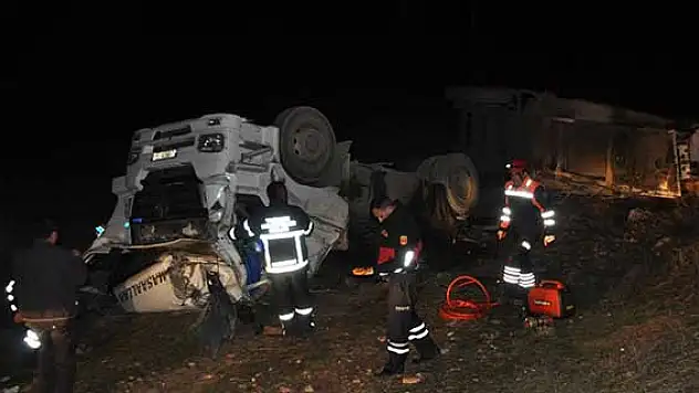 Şanlıurfa'da tır devrildi: 2 ölü