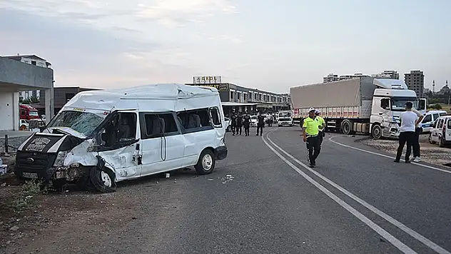 Şanlıurfa'da tır ile minibüsün çarpıştığı kazada 21 kişi yaralandı
