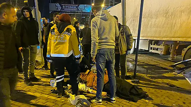 Şanlıurfa'da tır ile otomobil çarpıştı: 1 ölü, 4 yaralı

